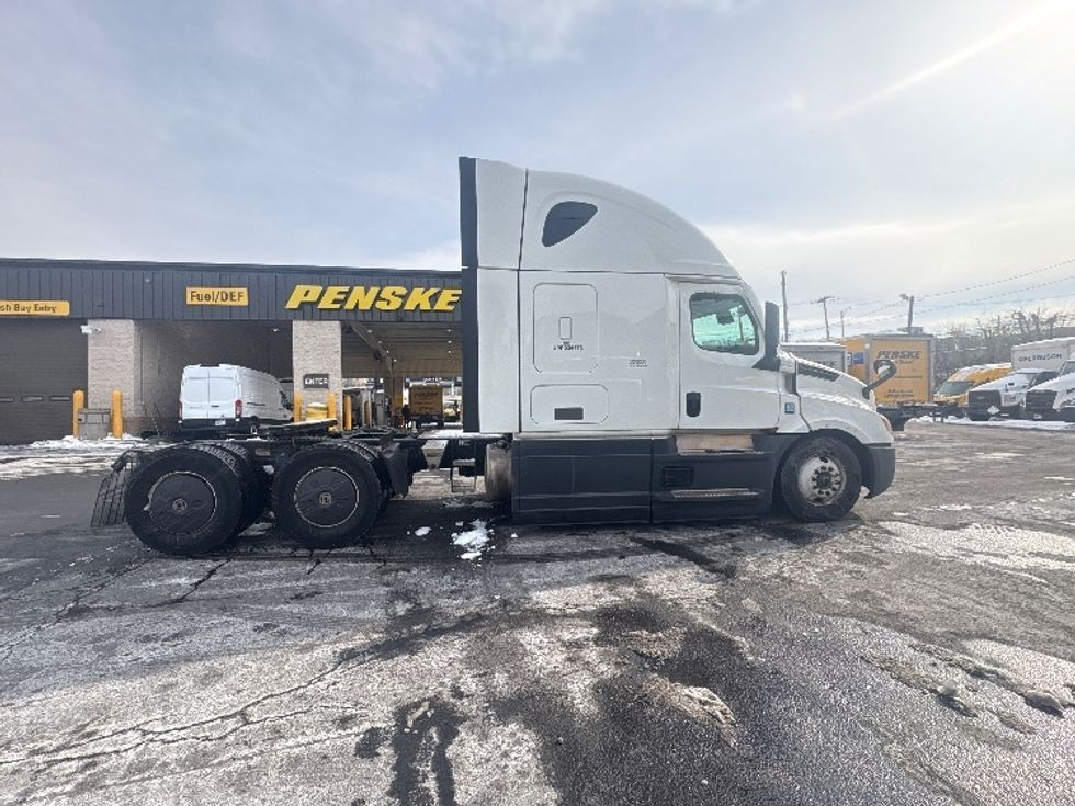 Sleeper Tractor-Heavy Duty Tractors-Freightliner-2023-T12664ST-North Bergen-NJ-627,849\n\t\tmiles-$ 58,250 - Image 8