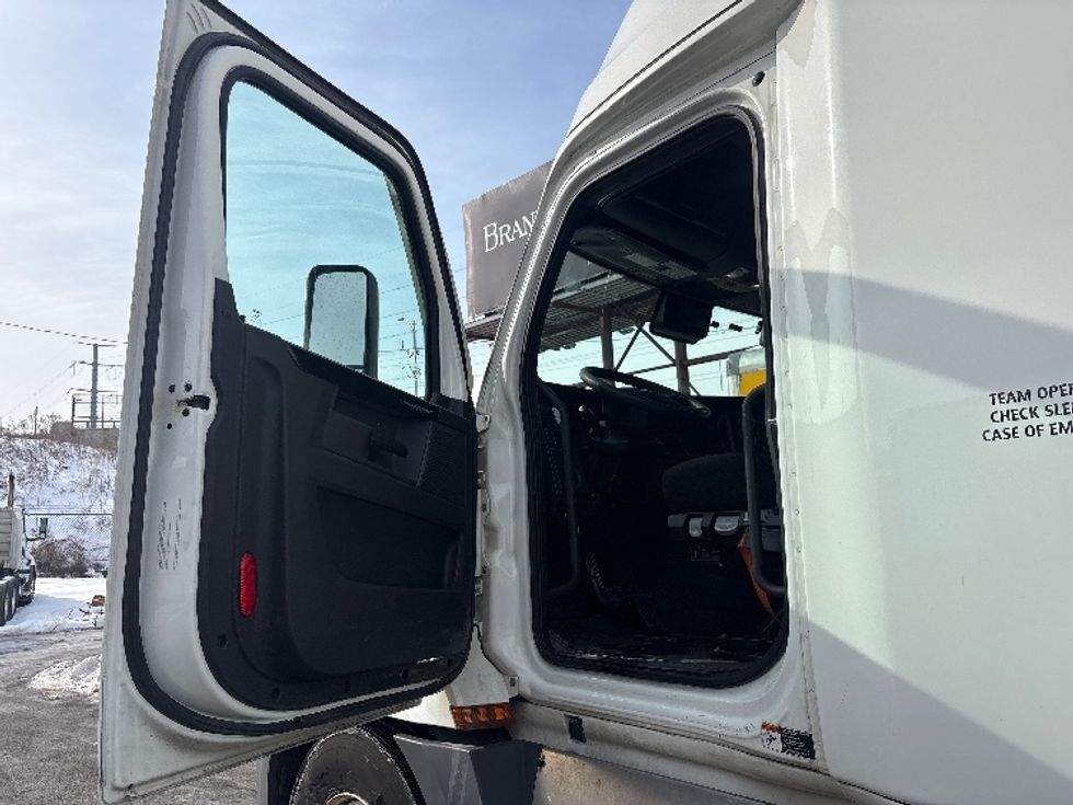 Sleeper Tractor-Heavy Duty Tractors-Freightliner-2023-T12664ST-North Bergen-NJ-627,849\n\t\tmiles-$ 58,250 - Image 9