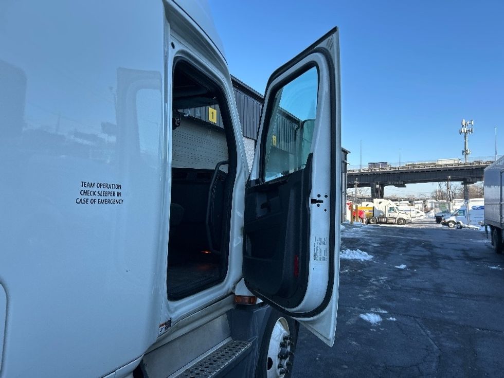 Sleeper Tractor-Heavy Duty Tractors-Freightliner-2023-T12664ST-North Bergen-NJ-630,860\n\t\tmiles-$ 58,000 - Image 13