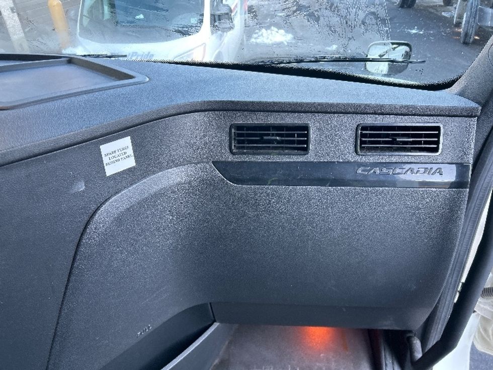 Sleeper Tractor-Heavy Duty Tractors-Freightliner-2023-T12664ST-North Bergen-NJ-630,860\n\t\tmiles-$ 58,000 - Image 14