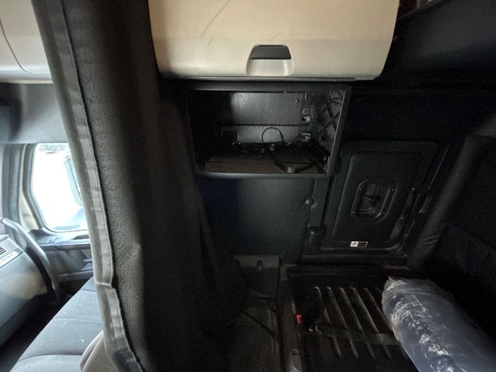 Sleeper Tractor-Heavy Duty Tractors-Freightliner-2023-T12664ST-North Bergen-NJ-630,860\n\t\tmiles-$ 58,000 - Image 19