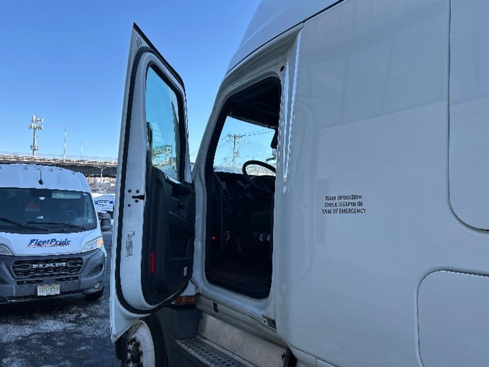 Sleeper Tractor-Heavy Duty Tractors-Freightliner-2023-T12664ST-North Bergen-NJ-630,860\n\t\tmiles-$ 58,000 - Image 9