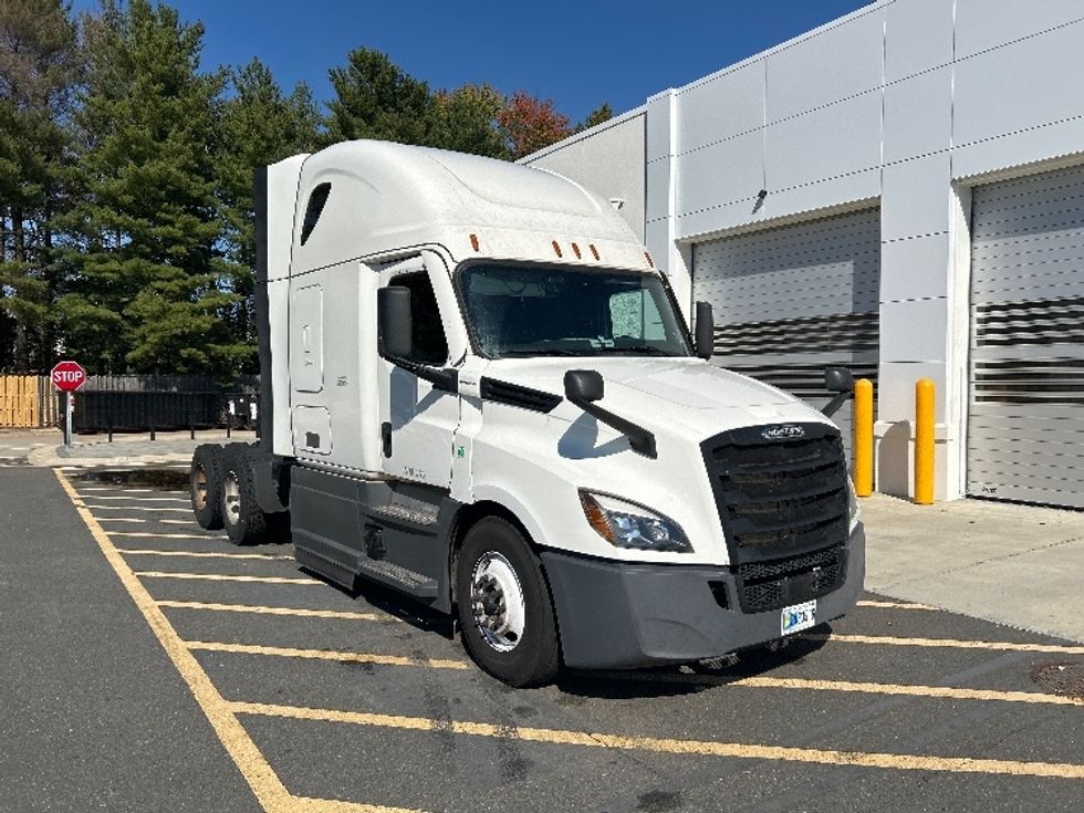 Sleeper Tractor-Heavy Duty Tractors-Freightliner-2023-T12664ST-North Bergen-NJ-725,095\n\t\tmiles-$ 60,750 - Image 1