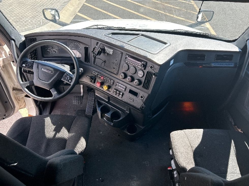Sleeper Tractor-Heavy Duty Tractors-Freightliner-2023-T12664ST-North Bergen-NJ-725,095\n\t\tmiles-$ 60,750 - Image 12