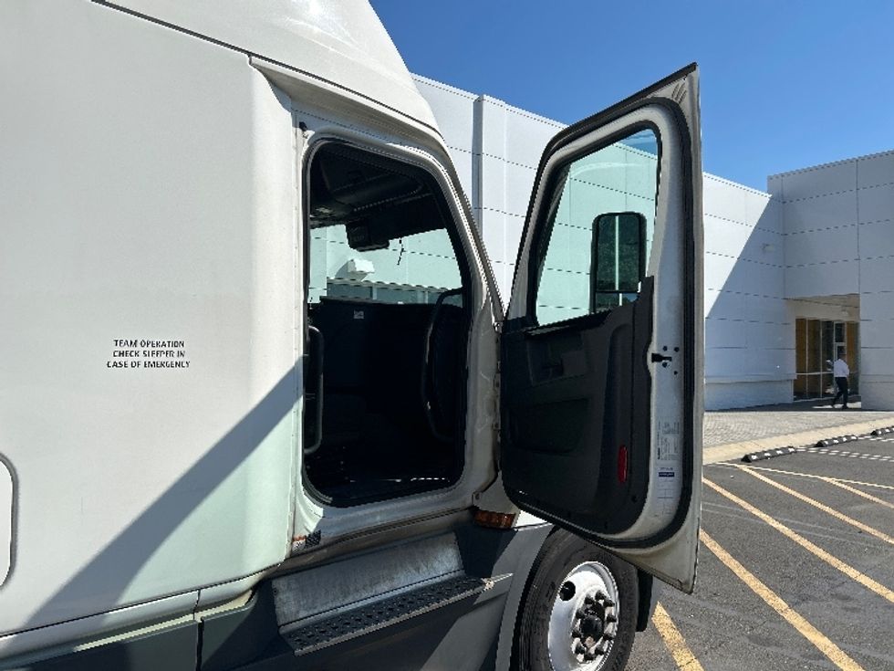 Sleeper Tractor-Heavy Duty Tractors-Freightliner-2023-T12664ST-North Bergen-NJ-725,095\n\t\tmiles-$ 60,750 - Image 13