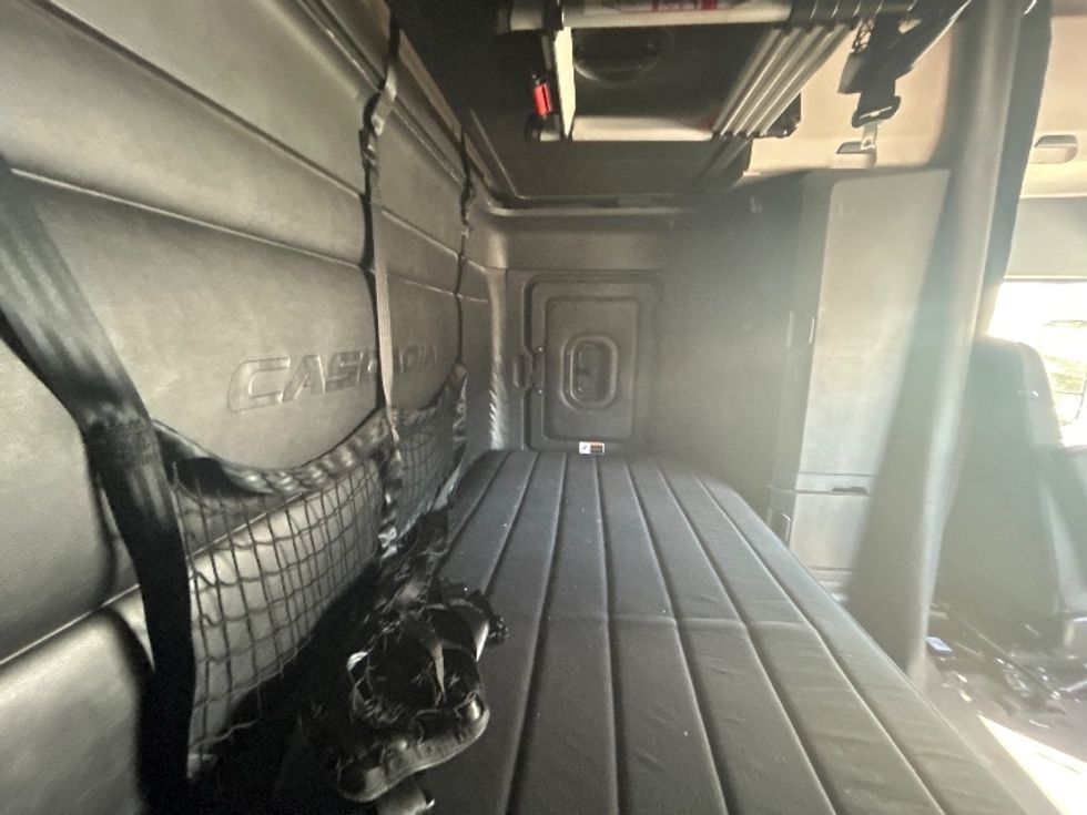 Sleeper Tractor-Heavy Duty Tractors-Freightliner-2023-T12664ST-North Bergen-NJ-725,095\n\t\tmiles-$ 60,750 - Image 18