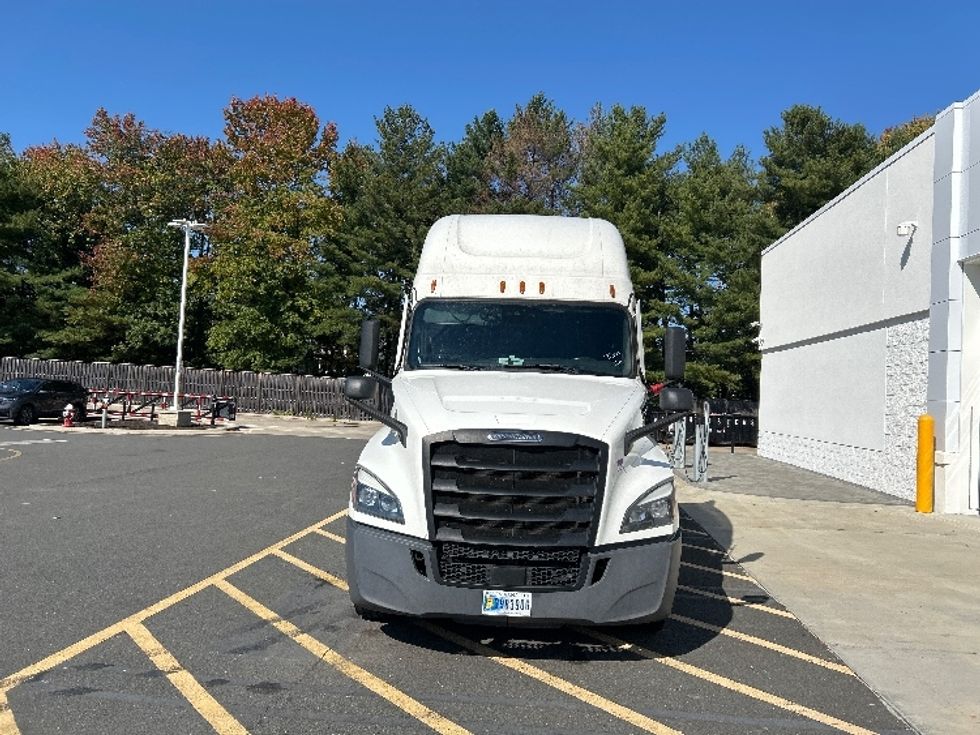 Sleeper Tractor-Heavy Duty Tractors-Freightliner-2023-T12664ST-North Bergen-NJ-725,095\n\t\tmiles-$ 60,750 - Image 2