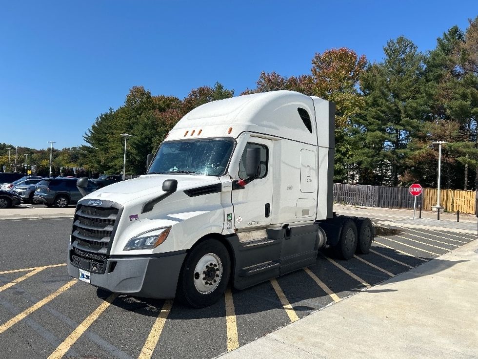 Sleeper Tractor-Heavy Duty Tractors-Freightliner-2023-T12664ST-North Bergen-NJ-725,095\n\t\tmiles-$ 60,750 - Image 3