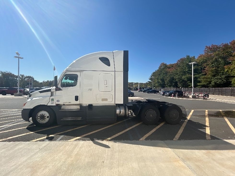 Sleeper Tractor-Heavy Duty Tractors-Freightliner-2023-T12664ST-North Bergen-NJ-725,095\n\t\tmiles-$ 60,750 - Image 4