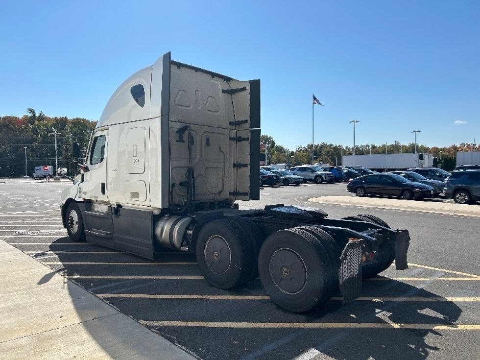 Sleeper Tractor-Heavy Duty Tractors-Freightliner-2023-T12664ST-North Bergen-NJ-725,095\n\t\tmiles-$ 60,750 - Image 5
