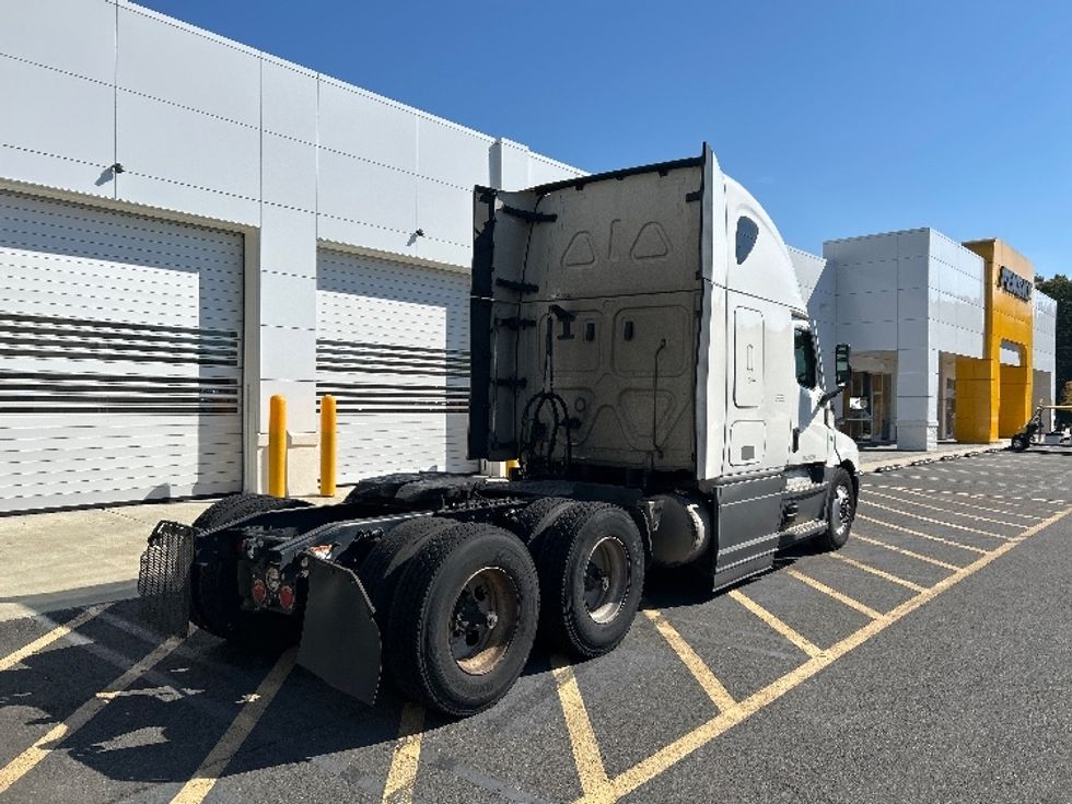Sleeper Tractor-Heavy Duty Tractors-Freightliner-2023-T12664ST-North Bergen-NJ-725,095\n\t\tmiles-$ 60,750 - Image 7