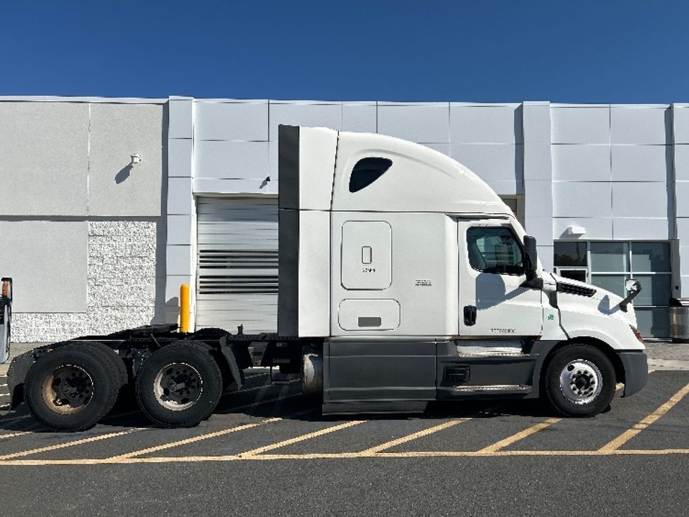 Sleeper Tractor-Heavy Duty Tractors-Freightliner-2023-T12664ST-North Bergen-NJ-725,095\n\t\tmiles-$ 60,750 - Image 8