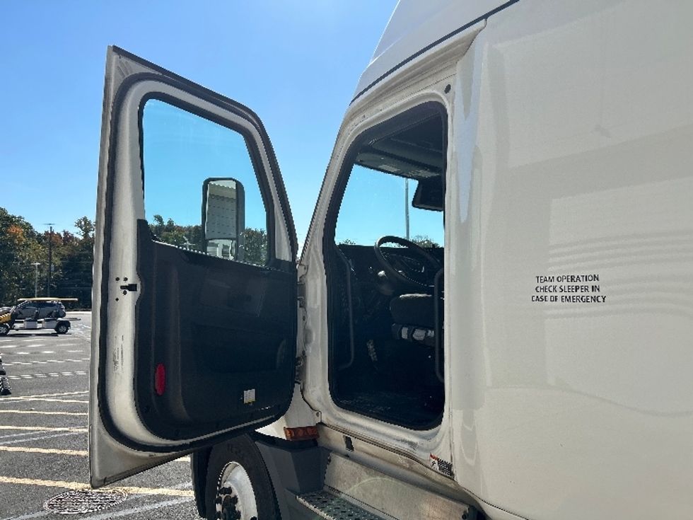 Sleeper Tractor-Heavy Duty Tractors-Freightliner-2023-T12664ST-North Bergen-NJ-725,095\n\t\tmiles-$ 60,750 - Image 9