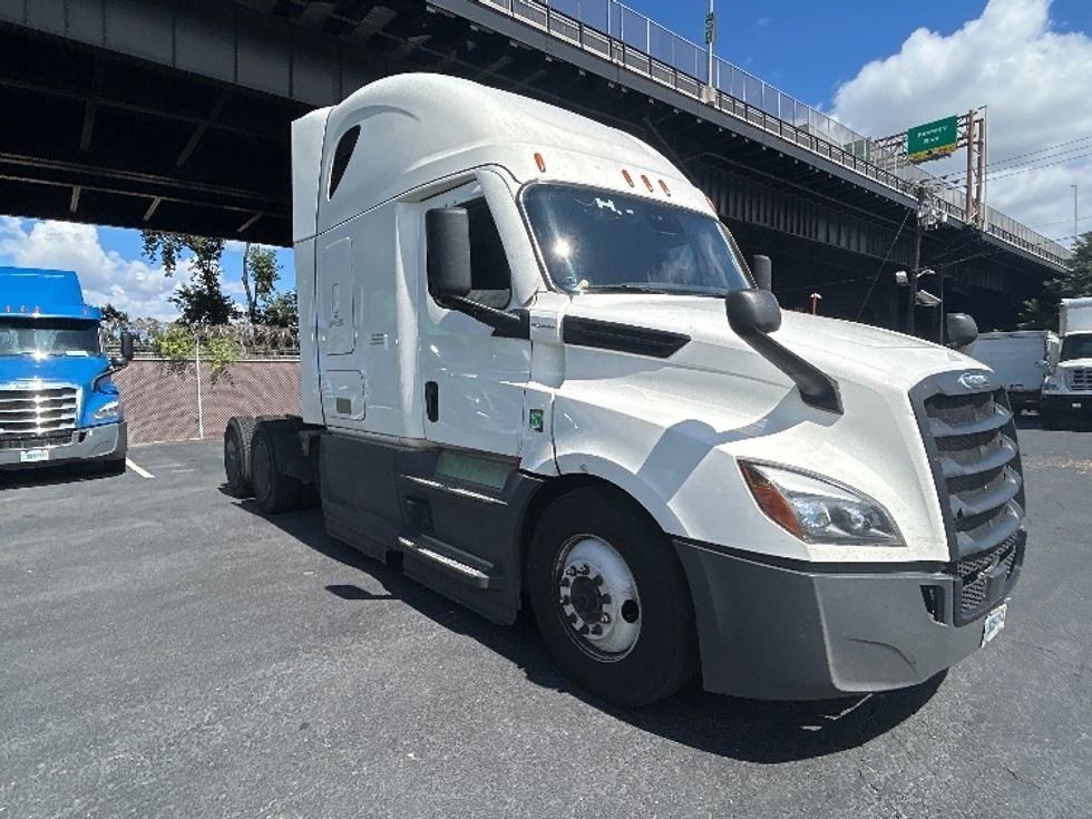 Sleeper Tractor-Heavy Duty Tractors-Freightliner-2023-T12664ST-North Bergen-NJ-762,522\n\t\tmiles-$ 51,500 - Image 1