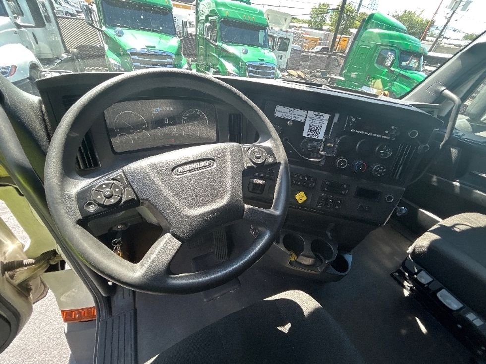 Sleeper Tractor-Heavy Duty Tractors-Freightliner-2023-T12664ST-North Bergen-NJ-762,522\n\t\tmiles-$ 51,500 - Image 11