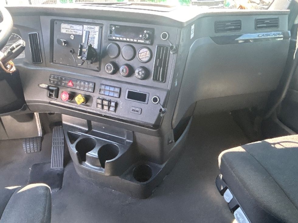 Sleeper Tractor-Heavy Duty Tractors-Freightliner-2023-T12664ST-North Bergen-NJ-762,522\n\t\tmiles-$ 51,500 - Image 12