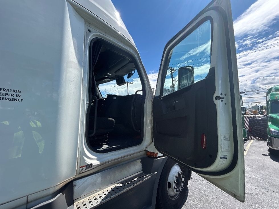 Sleeper Tractor-Heavy Duty Tractors-Freightliner-2023-T12664ST-North Bergen-NJ-762,522\n\t\tmiles-$ 51,500 - Image 13
