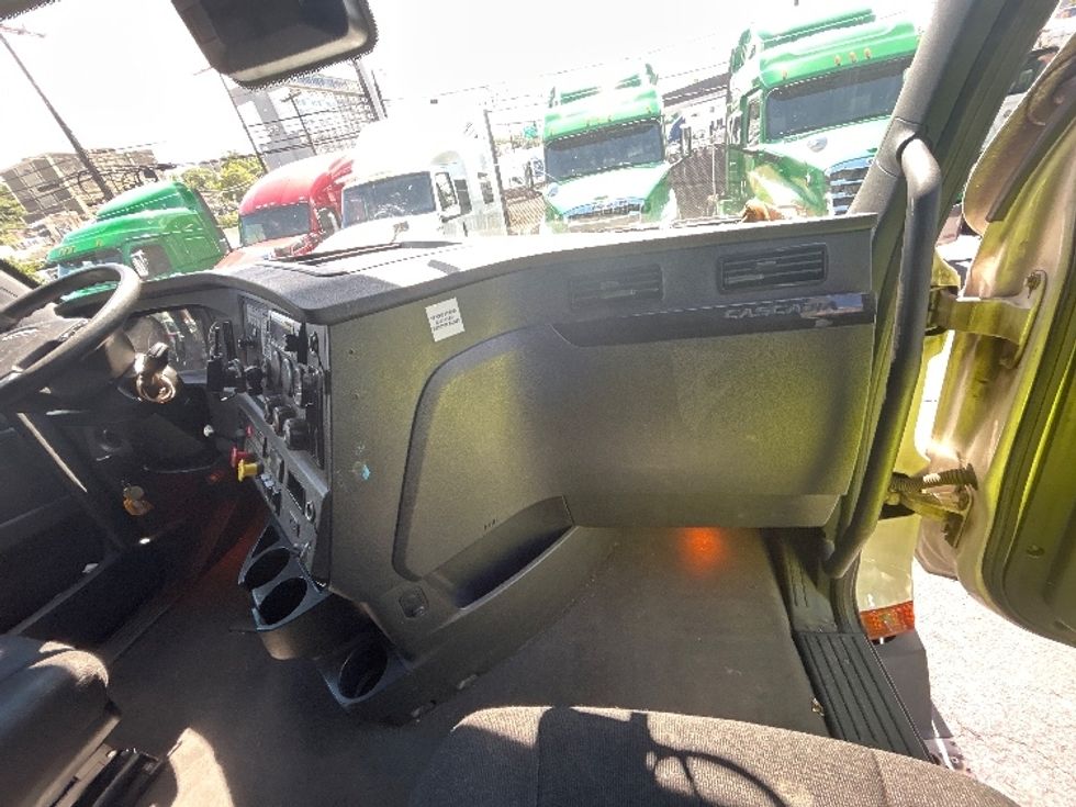 Sleeper Tractor-Heavy Duty Tractors-Freightliner-2023-T12664ST-North Bergen-NJ-762,522\n\t\tmiles-$ 51,500 - Image 14