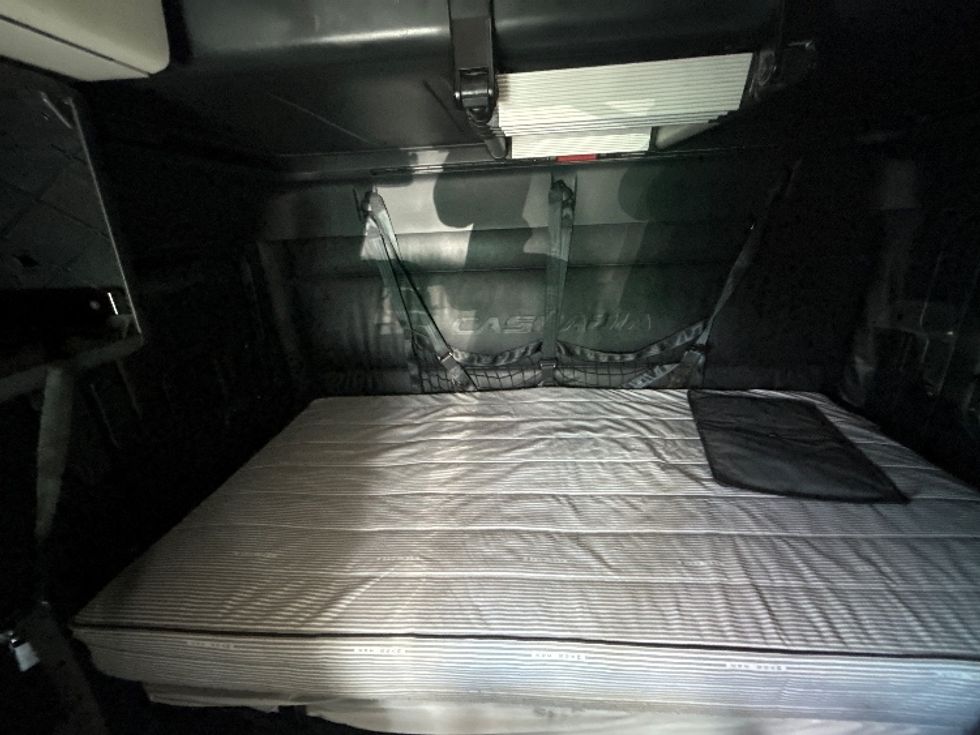 Sleeper Tractor-Heavy Duty Tractors-Freightliner-2023-T12664ST-North Bergen-NJ-762,522\n\t\tmiles-$ 51,500 - Image 16