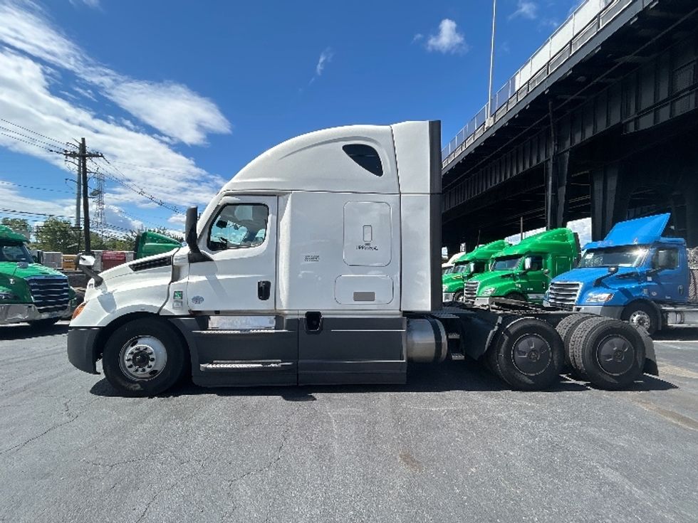Sleeper Tractor-Heavy Duty Tractors-Freightliner-2023-T12664ST-North Bergen-NJ-762,522\n\t\tmiles-$ 51,500 - Image 4