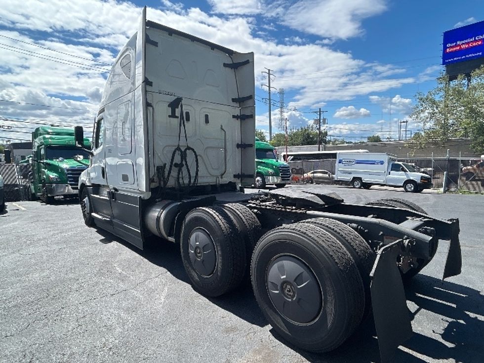Sleeper Tractor-Heavy Duty Tractors-Freightliner-2023-T12664ST-North Bergen-NJ-762,522\n\t\tmiles-$ 51,500 - Image 5