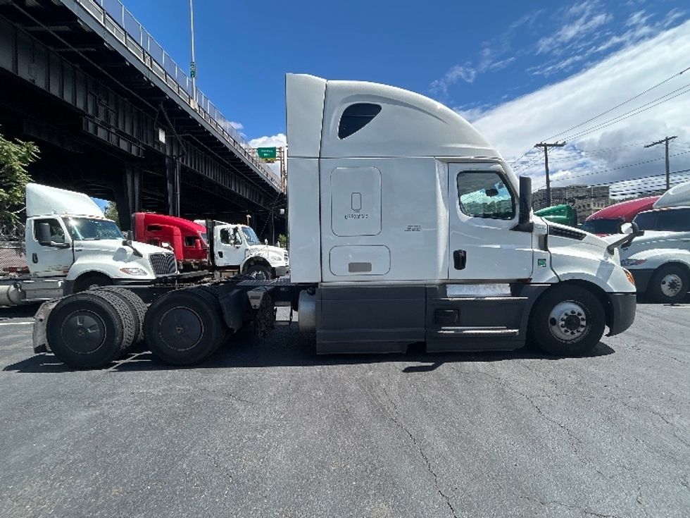 Sleeper Tractor-Heavy Duty Tractors-Freightliner-2023-T12664ST-North Bergen-NJ-762,522\n\t\tmiles-$ 51,500 - Image 8