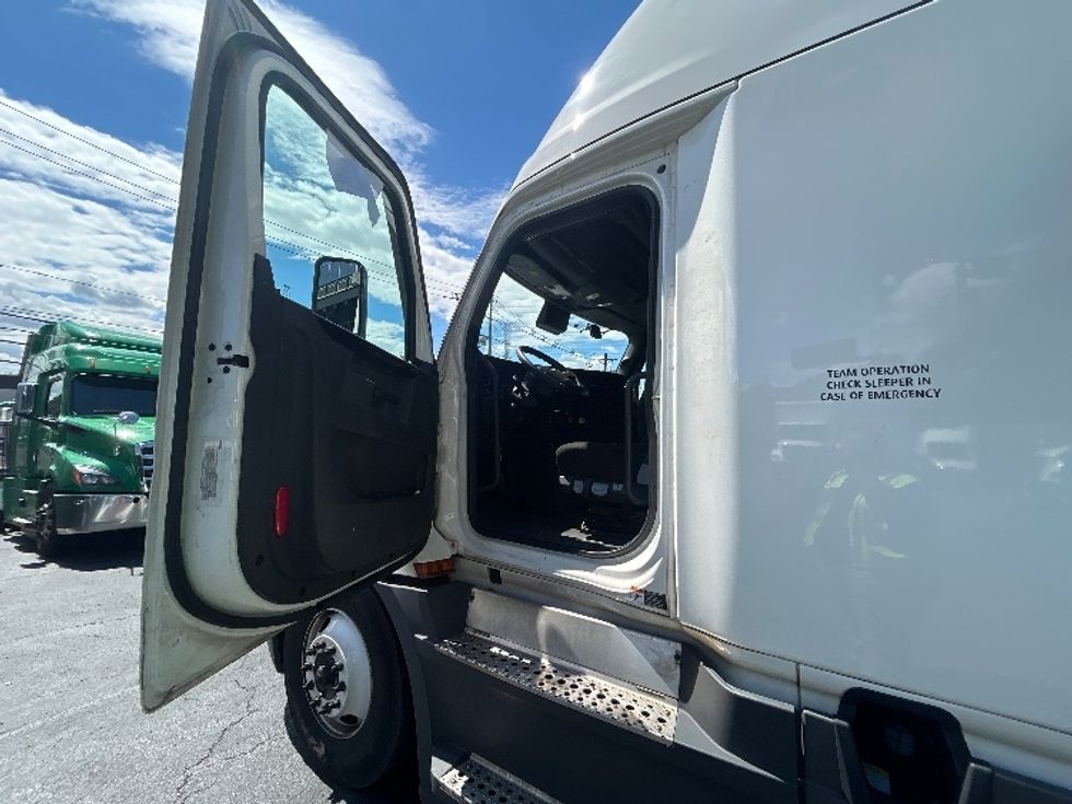 Sleeper Tractor-Heavy Duty Tractors-Freightliner-2023-T12664ST-North Bergen-NJ-762,522\n\t\tmiles-$ 51,500 - Image 9