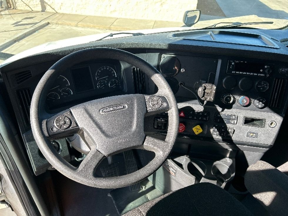 Sleeper Tractor-Heavy Duty Tractors-Freightliner-2023-T12664ST-Oklahoma City-OK-677,049\n\t\tmiles-$ 59,250 - Image 10