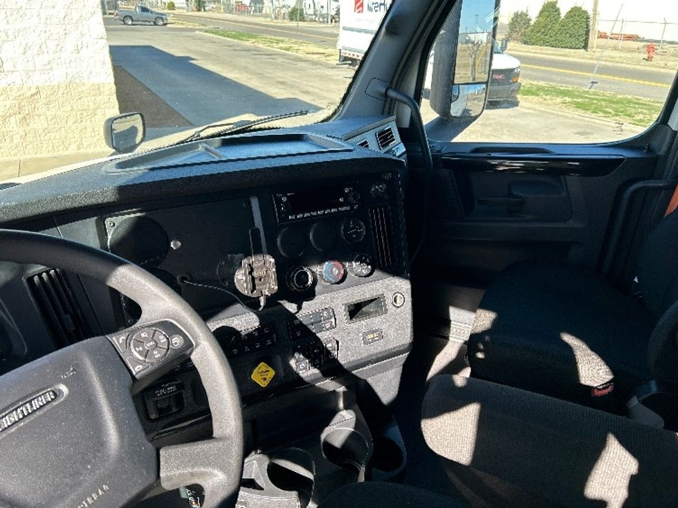 Sleeper Tractor-Heavy Duty Tractors-Freightliner-2023-T12664ST-Oklahoma City-OK-677,049\n\t\tmiles-$ 59,250 - Image 11