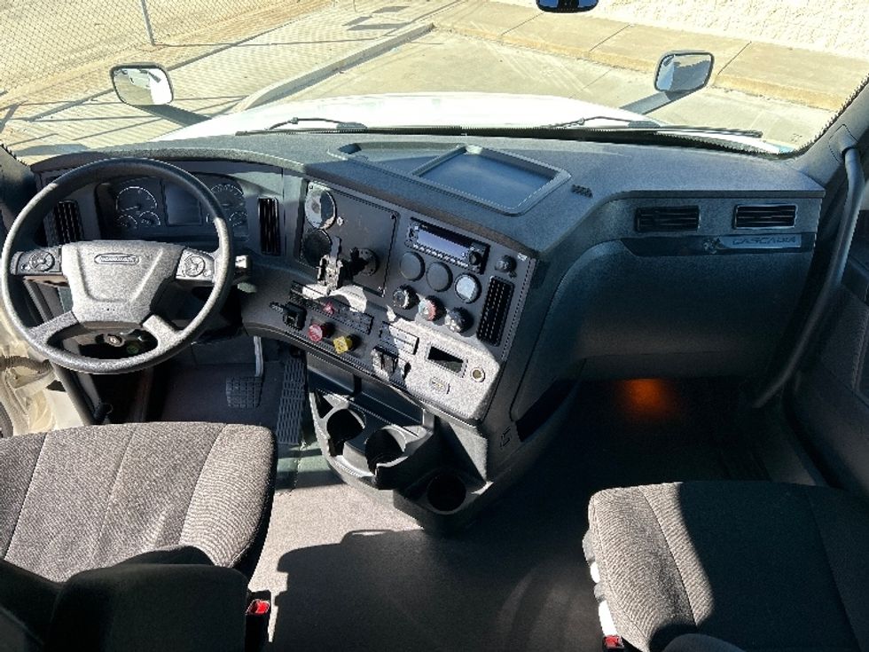 Sleeper Tractor-Heavy Duty Tractors-Freightliner-2023-T12664ST-Oklahoma City-OK-677,049\n\t\tmiles-$ 59,250 - Image 12
