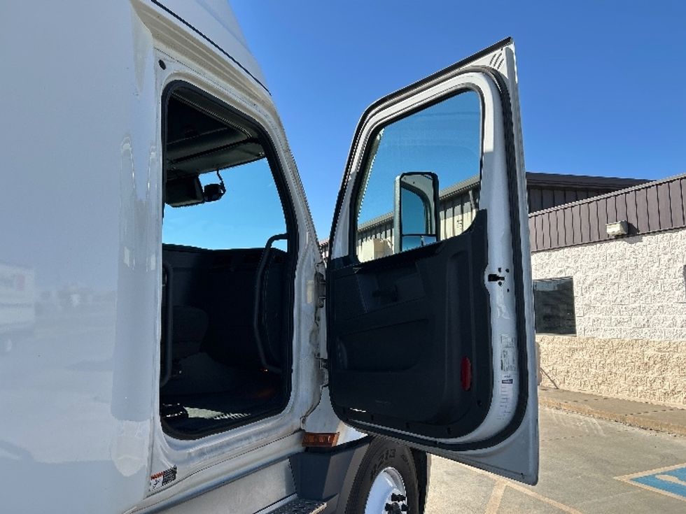 Sleeper Tractor-Heavy Duty Tractors-Freightliner-2023-T12664ST-Oklahoma City-OK-677,049\n\t\tmiles-$ 59,250 - Image 13