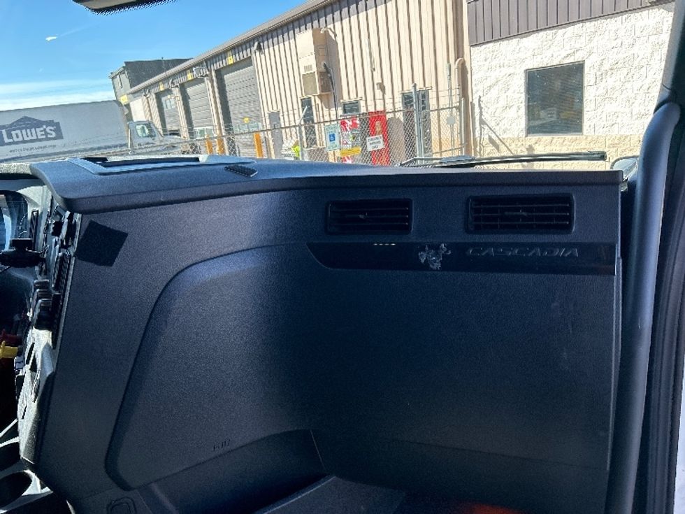 Sleeper Tractor-Heavy Duty Tractors-Freightliner-2023-T12664ST-Oklahoma City-OK-677,049\n\t\tmiles-$ 59,250 - Image 14