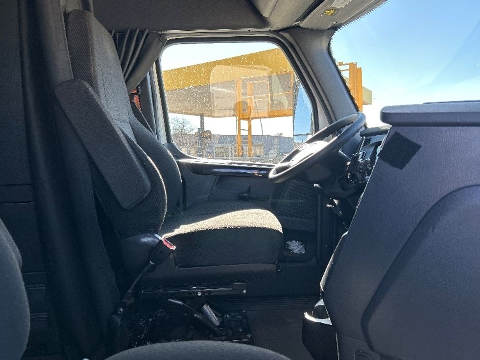 Sleeper Tractor-Heavy Duty Tractors-Freightliner-2023-T12664ST-Oklahoma City-OK-677,049\n\t\tmiles-$ 59,250 - Image 15