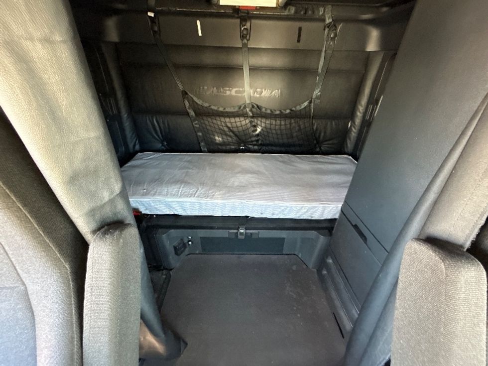 Sleeper Tractor-Heavy Duty Tractors-Freightliner-2023-T12664ST-Oklahoma City-OK-677,049\n\t\tmiles-$ 59,250 - Image 16