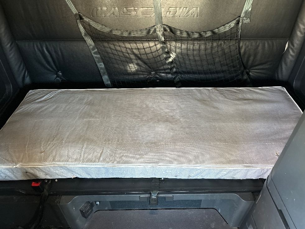 Sleeper Tractor-Heavy Duty Tractors-Freightliner-2023-T12664ST-Oklahoma City-OK-677,049\n\t\tmiles-$ 59,250 - Image 17