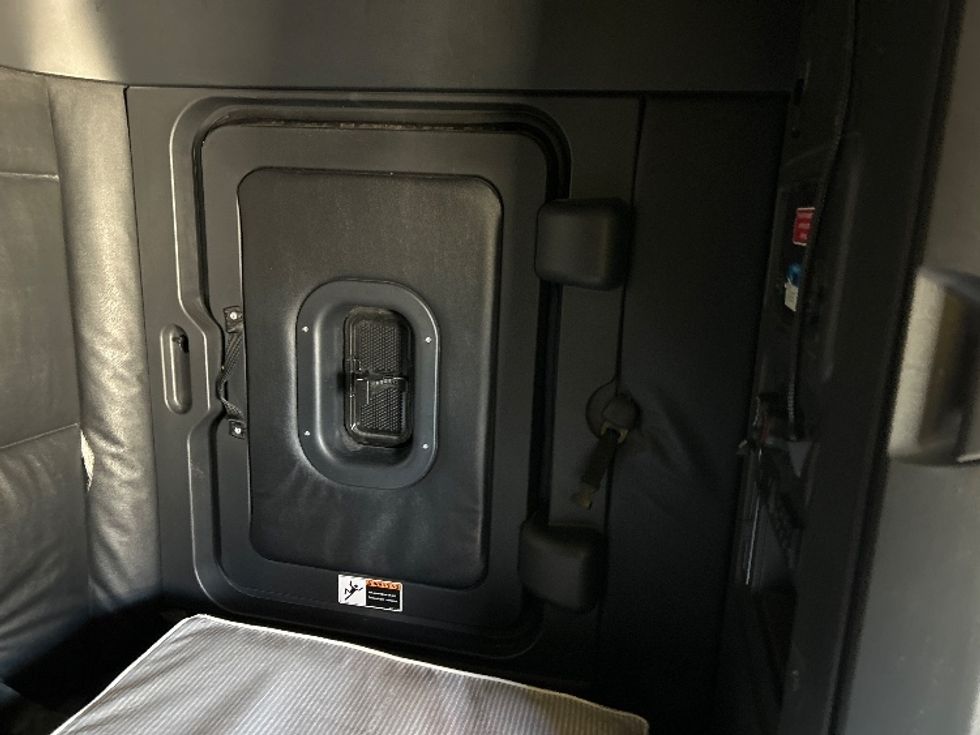 Sleeper Tractor-Heavy Duty Tractors-Freightliner-2023-T12664ST-Oklahoma City-OK-677,049\n\t\tmiles-$ 59,250 - Image 18