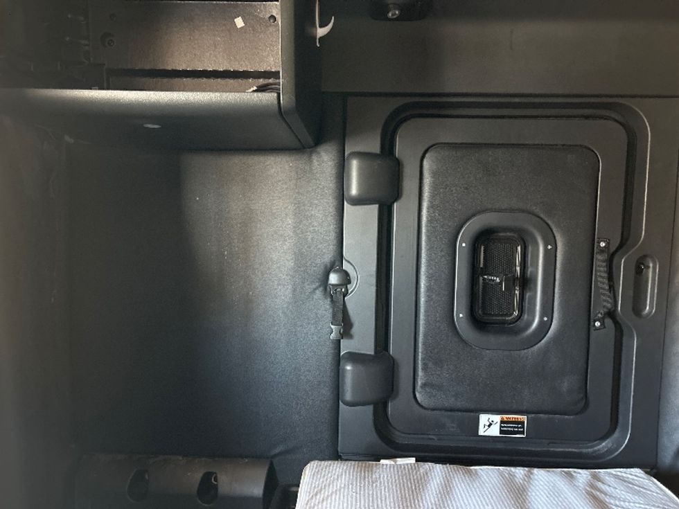 Sleeper Tractor-Heavy Duty Tractors-Freightliner-2023-T12664ST-Oklahoma City-OK-677,049\n\t\tmiles-$ 59,250 - Image 19