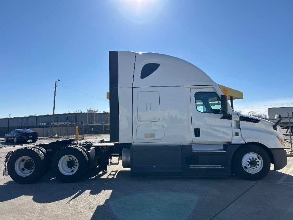 Sleeper Tractor-Heavy Duty Tractors-Freightliner-2023-T12664ST-Oklahoma City-OK-677,049\n\t\tmiles-$ 59,250 - Image 8