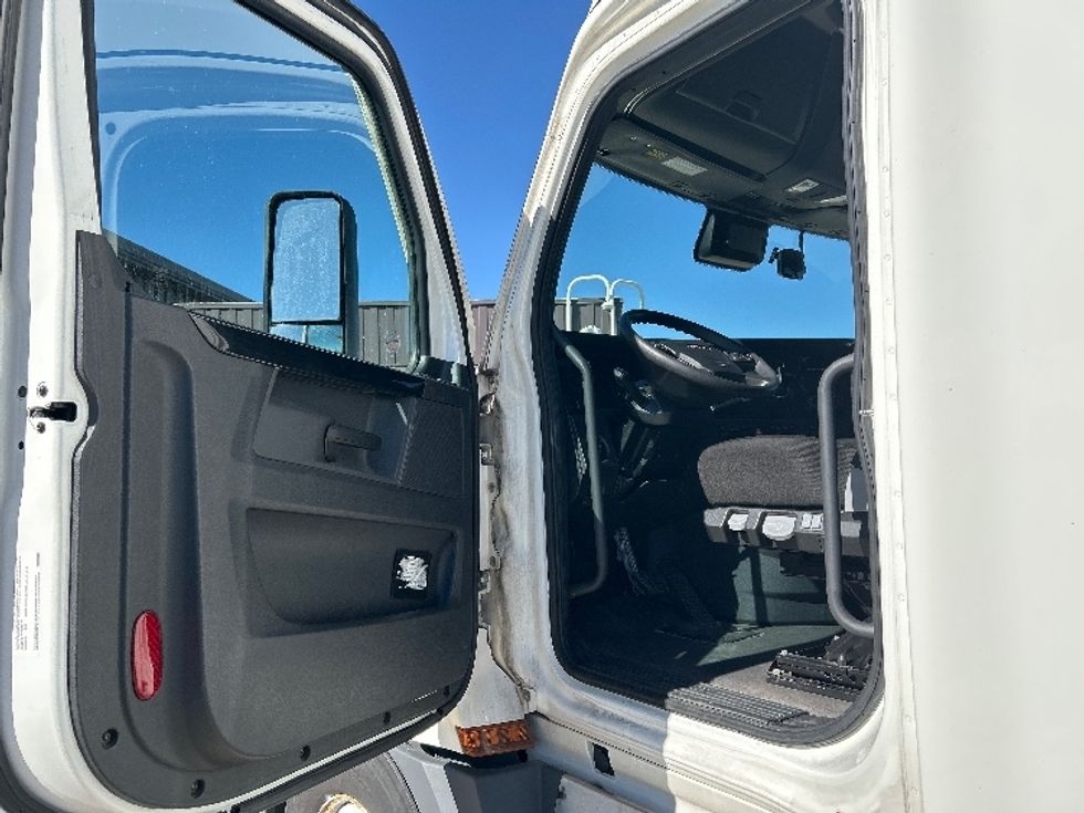 Sleeper Tractor-Heavy Duty Tractors-Freightliner-2023-T12664ST-Oklahoma City-OK-677,049\n\t\tmiles-$ 59,250 - Image 9