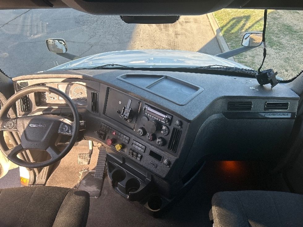 Sleeper Tractor-Heavy Duty Tractors-Freightliner-2023-T12664ST-Oklahoma City-OK-734,957\n\t\tmiles-$ 53,000 - Image 12