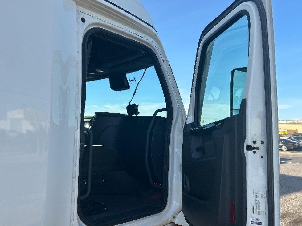 Sleeper Tractor-Heavy Duty Tractors-Freightliner-2023-T12664ST-Oklahoma City-OK-734,957\n\t\tmiles-$ 53,000 - Image 13