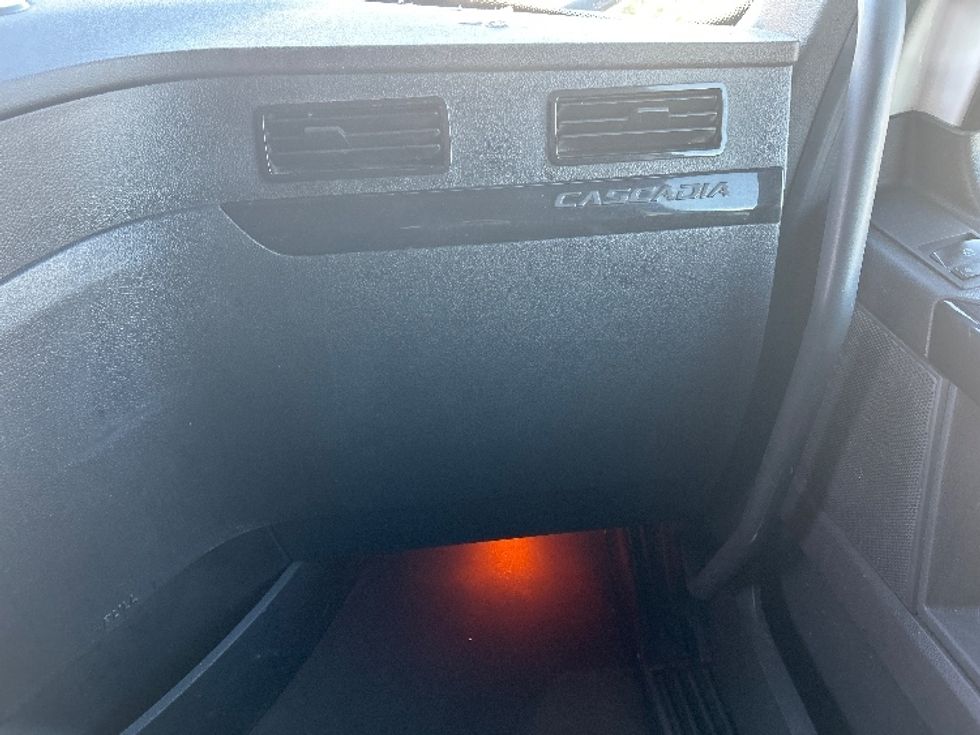 Sleeper Tractor-Heavy Duty Tractors-Freightliner-2023-T12664ST-Oklahoma City-OK-734,957\n\t\tmiles-$ 53,000 - Image 14