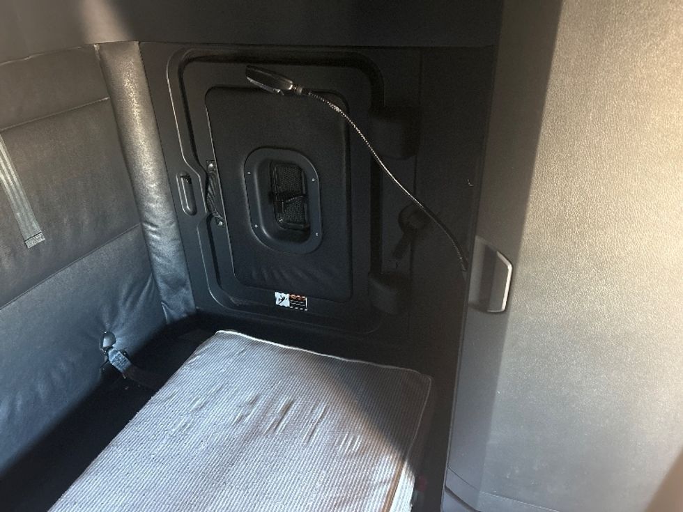 Sleeper Tractor-Heavy Duty Tractors-Freightliner-2023-T12664ST-Oklahoma City-OK-734,957\n\t\tmiles-$ 53,000 - Image 18