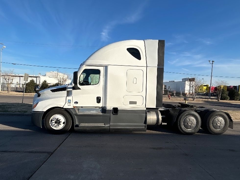 Sleeper Tractor-Heavy Duty Tractors-Freightliner-2023-T12664ST-Oklahoma City-OK-734,957\n\t\tmiles-$ 53,000 - Image 4