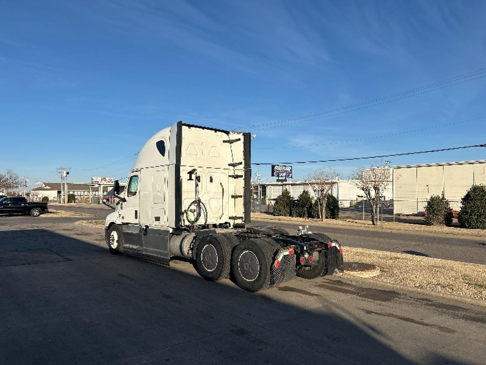 Sleeper Tractor-Heavy Duty Tractors-Freightliner-2023-T12664ST-Oklahoma City-OK-734,957\n\t\tmiles-$ 53,000 - Image 5