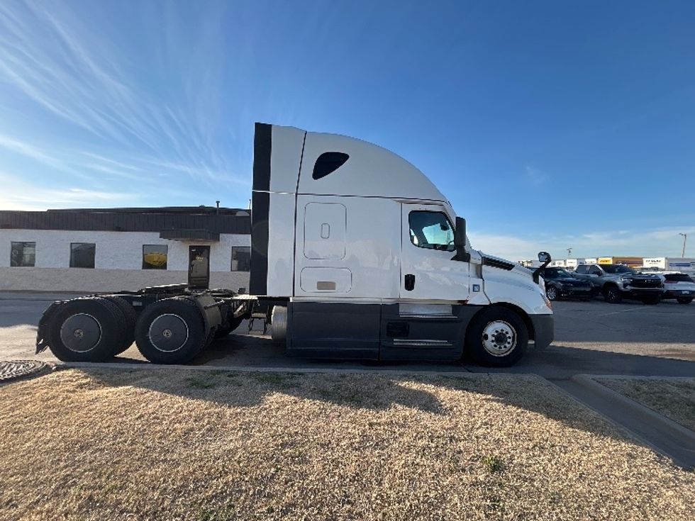 Sleeper Tractor-Heavy Duty Tractors-Freightliner-2023-T12664ST-Oklahoma City-OK-734,957\n\t\tmiles-$ 53,000 - Image 8