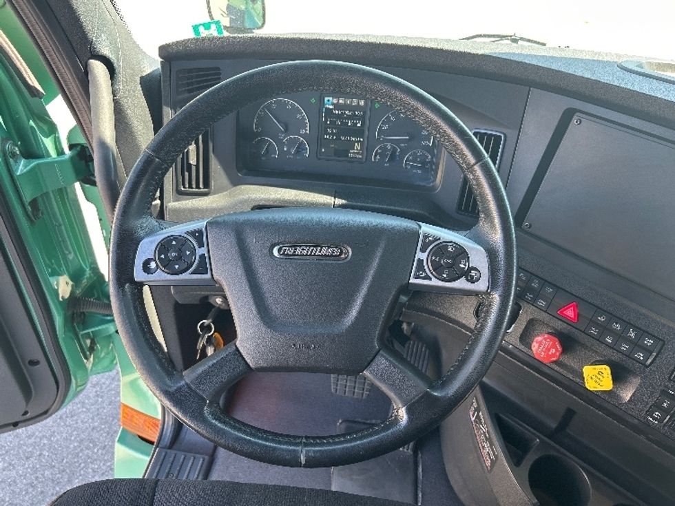 Sleeper Tractor-Heavy Duty Tractors-Freightliner-2023-T12664ST-Ottawa-ON-1,072,406\n\t\tkm-$ 89,750 - Image 11