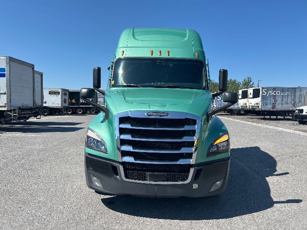 Sleeper Tractor-Heavy Duty Tractors-Freightliner-2023-T12664ST-Ottawa-ON-1,072,406\n\t\tkm-$ 89,750 - Image 2