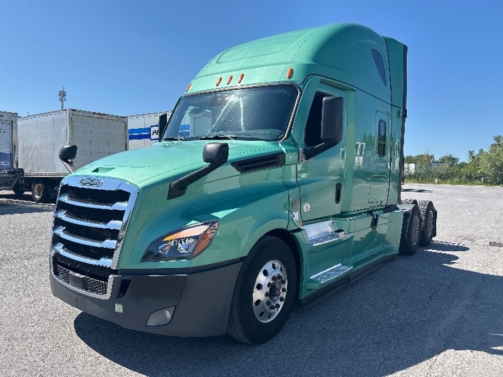 Sleeper Tractor-Heavy Duty Tractors-Freightliner-2023-T12664ST-Ottawa-ON-1,072,406\n\t\tkm-$ 89,750 - Image 3