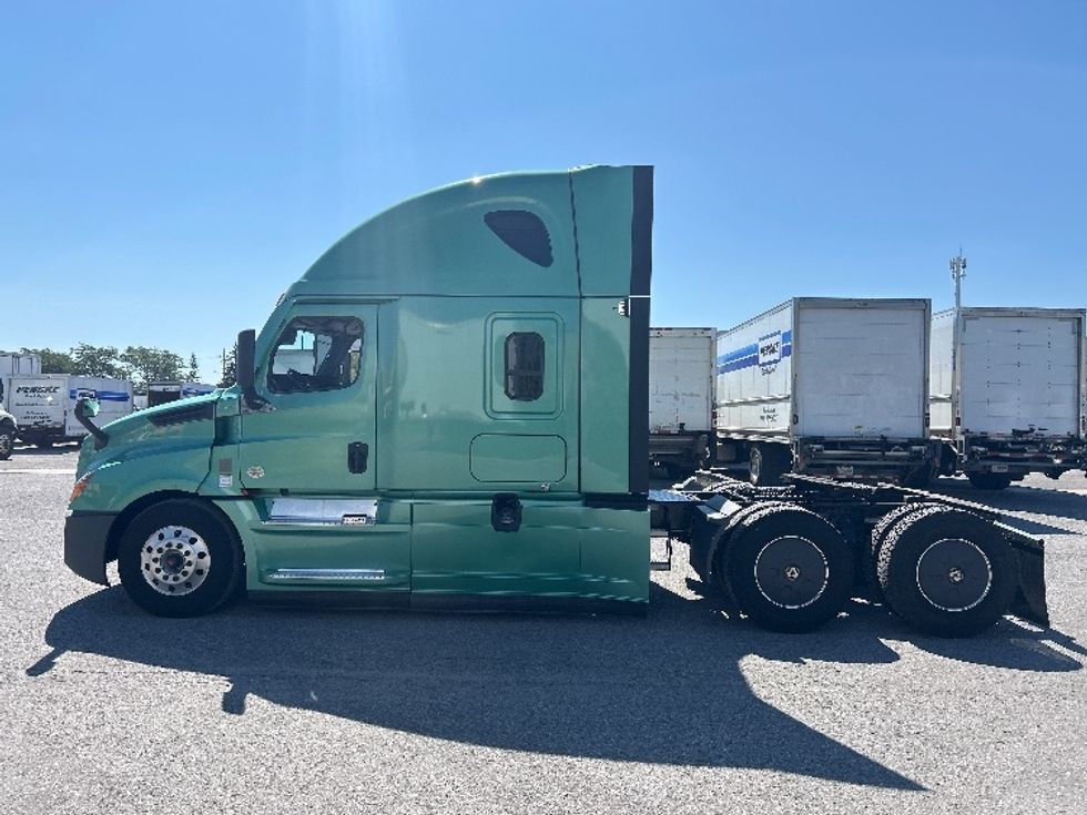Sleeper Tractor-Heavy Duty Tractors-Freightliner-2023-T12664ST-Ottawa-ON-1,072,406\n\t\tkm-$ 89,750 - Image 4